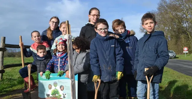 photo  bottés et gantés, des enfants de solesmes ont participé à la plantation d’une haie champêtre.  &copy;  le maine libre 