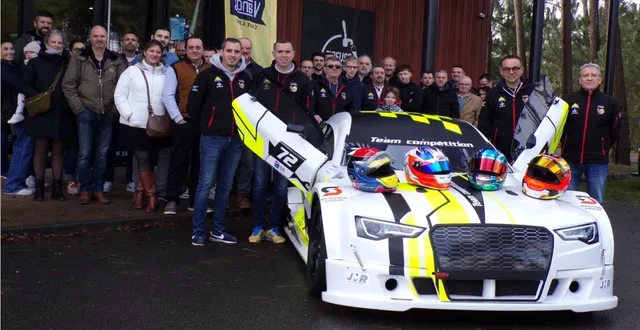 photo  au premier plan, à gauche thomas et alexandre riche, et à droite, david moreau et cyriaque riche et la fameuse mitjet 2 litres.  &copy;  le maine libre 