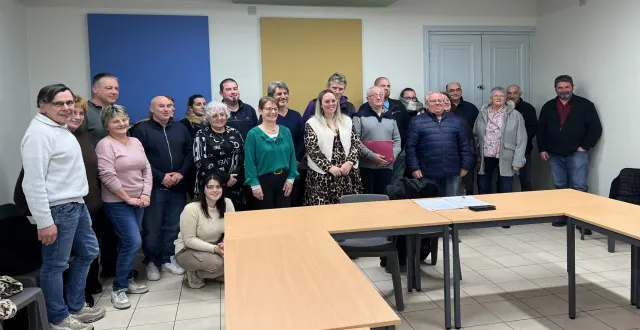 photo  les adhérents et bénévoles de l’association des commerçants d’aubigné-racan réunis pour l’assemblée générale.  &copy;  le maine libre 