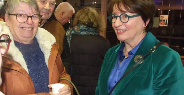 photo  la députée, marietta karamanli, s’est longuement entretenue avec les habitants venus à la cérémonie.  &copy;  ouest-france 