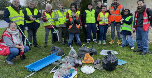 photo  dimanche après-midi, une douzaine de bénévoles ont parcouru les rues du centre de la commune avec adrien besson, président des parents d’élèves de l’école du marronnier et des représentants de l’association natur’enmaine de la flèche. l’objectif était de se promener en ramassant les déchets sur la route et les chemins. « nous retenterons sûrement l’expérience mais cette fois-ci lors d’une matinée en été », réagit adrien besson.  &copy;  ouest-france 