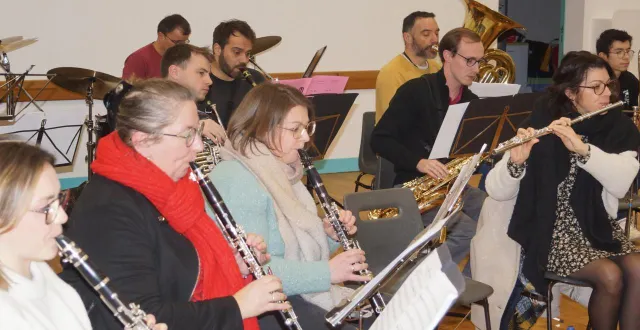 photo  dimanche, à 15 h, dans la salle des fêtes, musiqu’en maine se produit pour son premier concert de l’année. l’harmonie dirigée par renald villoteau et les élèves de l’école de musique se partageront la scène. des élèves saxophonistes, pianistes, trompettistes, percussionnistes, feront entendre leur talent de jeune musicien en duos, trios ou en atelier. l’entrée est gratuite.  &copy;  ouest-france 