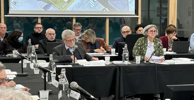 photo  à gauche, jean halligon, 1er adjoint, et au centre, caroline houssin-salvetat, maire d’avrillé.  &copy;  ouest-france 