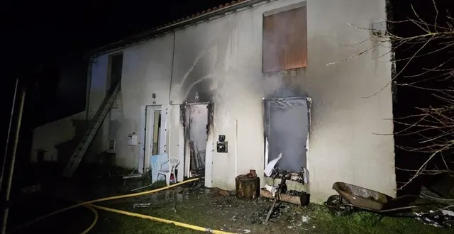 photo  le feu a presque entièrement brûlé une maison d’habitation à saint-aubin-de-baubigné, dans la nuit du jeudi 5 au vendredi 6 février.  &copy;  sdis 79 