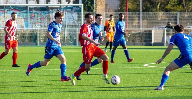 photo  la gazelec (en rouge), a la chance de disposer d’un terrain synthétique.  &copy;  le maine libre 