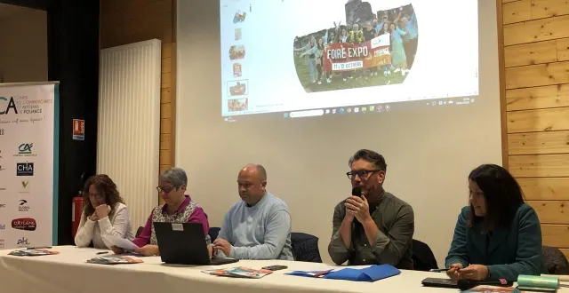 photo  le bureau du comité des commerçants et artisans de pouancé, lors de leur assemblée générale, lundi 2 février.  &copy;  ouest-france 