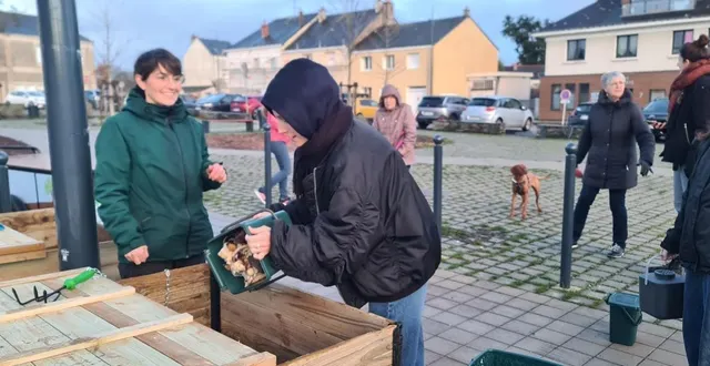 photo  céline ghienne-kapakou, habitante de malaquais à l’origine de la demande du bac de biodéchets vient faire son apport sous le regard de camille drouard, de label verte.  &copy;  co 