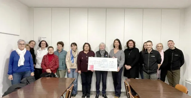 photo  la dynamique de gourgé a remis ce chèque de 3 000 € en ouverture de son assemblée générale.  &copy;  co 