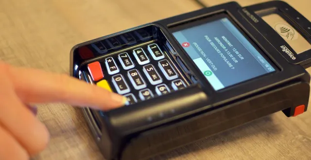 photo  avant de payer, on nous propose parfois d’arrondir à l’euro supérieur, en cliquant sur le bouton vert du terminal de paiement.  &copy;  microdon 