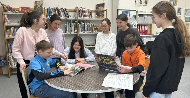 photo  de gauche à droite : faustine delange, elwan letellier, lison krid, ninon chesnel, léna epiard, arya maillard turck, mathis dumaine et mélissa tastan sont huit des quinze élèves membres du conseil de la vie collégienne au collège jean-monnet, à flers (orne).  &copy;  ouest-france 