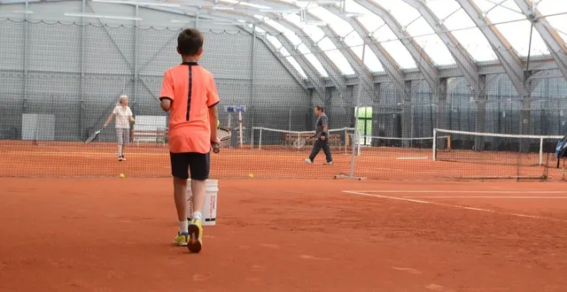 photo  la condensation gâche la vie des pratiquants à la baumette (angers), où le temple du tennis est sorti de terre en 2018. la justice a tranché : les entreprises devront indemniser la ville.  &copy;  archives ouest-france 