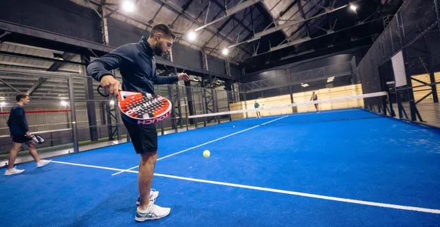 photo  le marché du padel se développe à vitesse grand v sur le territoire de cholet. ce qui a amené l’autre usine a repensé son extension de 1000 m2.  &copy;  arthur aumond 