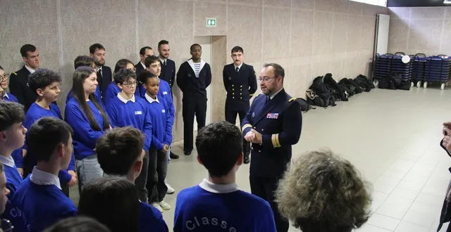 photo  le commandant du sous-marin nucléaire lanceur d’engins « le téméraire » a passé la journée auprès des élèves de la classe défense du lycée public de la flèche (sarthe)  &copy;  ouest-france 