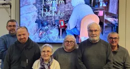 actu cin&eacute;ma  françoise christien vanco (3e à partir de la droite) et les 7 autres membres du collectif tykerlab encouragent les visiteurs à voter pour leur film intitulé partir en beauté. des prix sont décernés ainsi que des récompenses qui les aideraient à poursuivre leurs actions. 