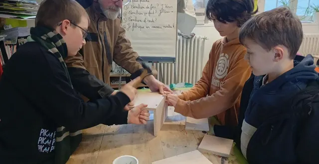 photo  l’assemblage du nichoir, un travail de précision sous l’œil avisé d’un adulte.  &copy;  le maine libre 