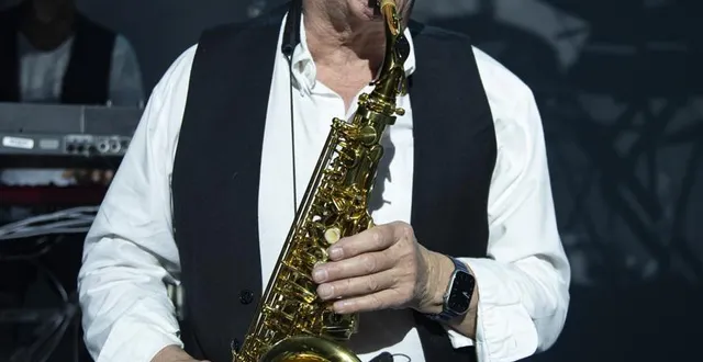 photo  patrick bourgoin, ancien saxophoniste de daniel balavoine a rejoint la troupe de la tournée.  &copy;  elsa goudenege 