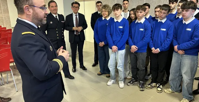 photo  le capitaine de vaisseau pierre, à la tête du sous-marin nucléaire le téméraire, a rencontré les élèves de la classe défense du lycée d’estournelles le jeudi 5 février.  &copy;  le maine libre 