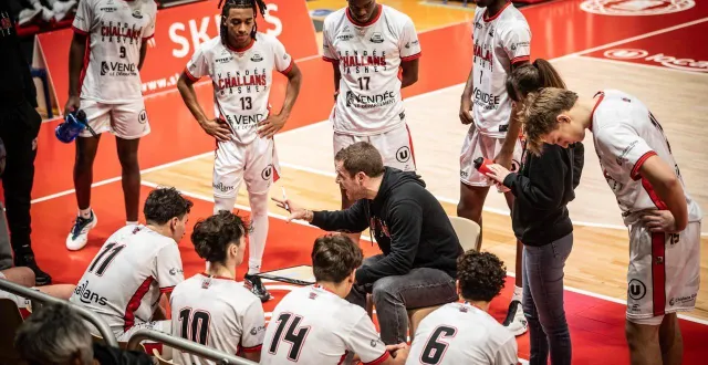 photo  maxime bureau, ici avec l’équipe espoirs du vendée challans basket, possède le diplôme d’état supérieur nécessaire pour entraîner dans le monde professionnel.  &copy;  grégory laroche / vcb 