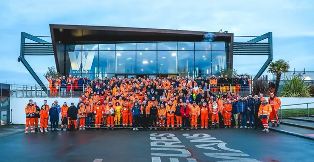 photo  les 555 bénévoles ont posé pour une photo souvenir dans le village du circuit des 24 heures du mans.  &copy;  aco 