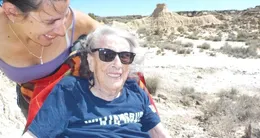 Info insolite  fiona lauriol et sa mémé ont sillonné le monde entier pour sensibiliser le grand public au manque de considération envers les seniors. 