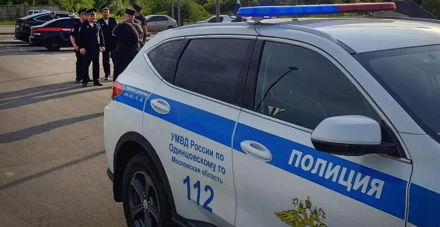 photo  des policiers russes patrouillent sur un parking de la ville d’odintsovo, près de moscou, le 7 juillet 2025. photo d’illustration.  &copy;  stringer/afp 