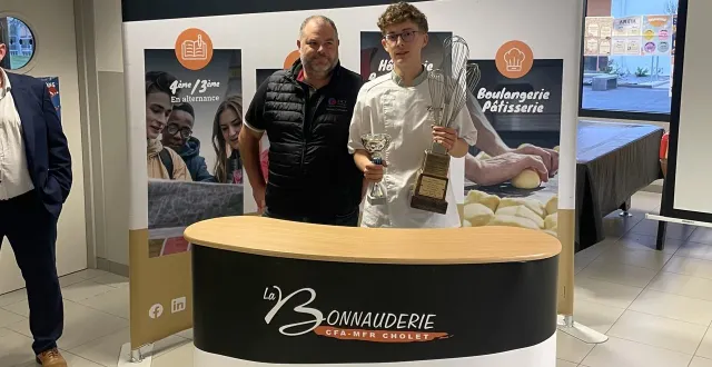 photo  clément rorteau aux côtés de son maître d’apprentissage benoît cornuault, cogérant des boulangeries-pâtisseries de saint-laurent-de-la-plaine et de la poitevinière.  &copy;  co 