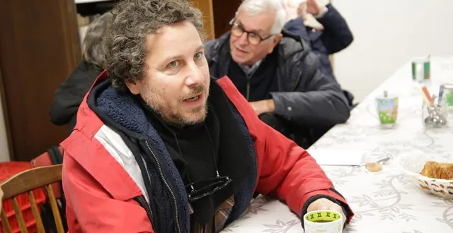 photo  romain colucci est venu découvrir l’antenne de montrevault-sur-èvre des restos du cœur avec alain hasse, secrétaire départemental à angers.   &copy;  ouest-france 