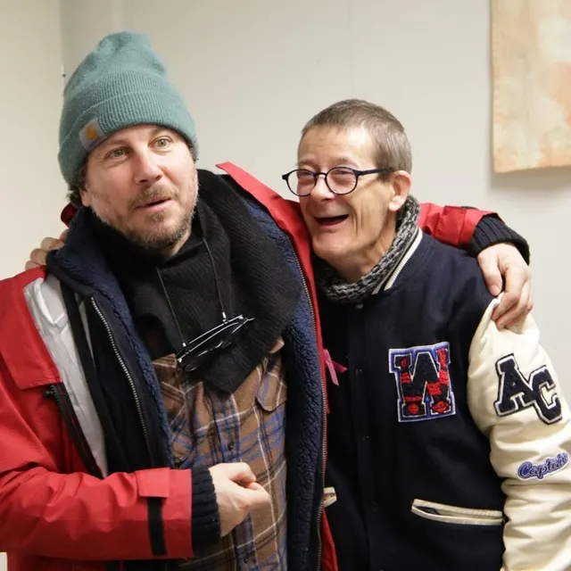 photo un bénéficiaire des restos du cœur fier d’être enlacé par romain colucci, à montrevault-sur-èvre.  ©  ouest-france