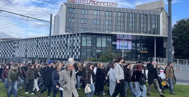 photo  élèves et enseignants du lycée du bellay à angers manifestent ce vendredi 6 février 2026  &copy;  ouest-france 