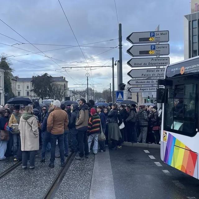 photo les manifestants du lycée du bellay dénoncent la suppression d’heures de cours et de postes d’enseignement…  ©  archives ouest-france