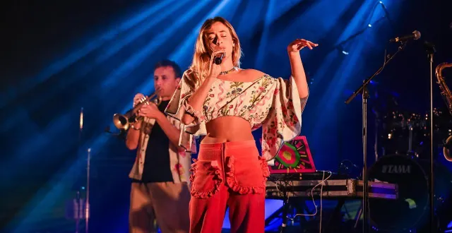 photo  la chanteuse franco-brésilienne luiza ici en concert à saint-lô dans la manche en novembre 2024.  &copy;  mathis harpham / archives ouest-france 