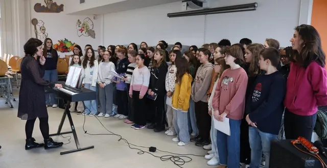 photo  les élèves espagnols ont été accueillis en chanson, par la chorale du collège rené-cassin.   &copy;  le maine libre 