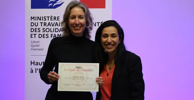 photo  johanna gay a reçu le label des mains de la haute commissaire à l’enfance.  &copy;  bioparc 