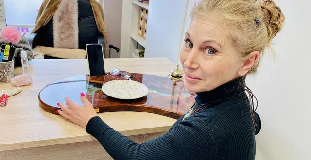 photo  nicole duc devant sa création : un plateau-repas de luxe.  &copy;  ouest-france 