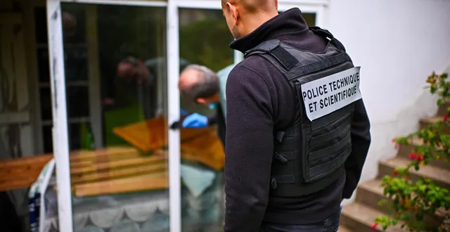 photo  des techniciens de la police technique et scientifique (l’identité judiciaire) procèdent à des prélèvements adn et d’empreintes papillaires ou digitales après un cambriolage de nuit dans une maison à nantes.  &copy;  franck dubray / archives ouest france 