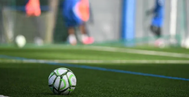 photo  même sur les pelouses synthétiques, les matchs sont reportés ce week-end en sarthe à l’échelle du district.  &copy;  illustration le courrier de l’ouest - marie delage 