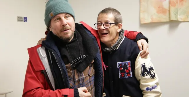 photo  romain colucci, le fils de coluche, s’est rendu aux restos du cœur de montrevault-sur-èvre, jeudi 5 février 2026.  &copy;  ouest-france 