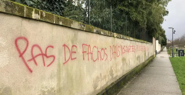 photo  la quasi-totalité des façades de l’allée jeanne-d’arc ont été recouvertes de tags.  &copy;  co 