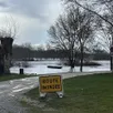 photo  à briollay, le loir est à un niveau élevé. certaines routes sont inondées. 