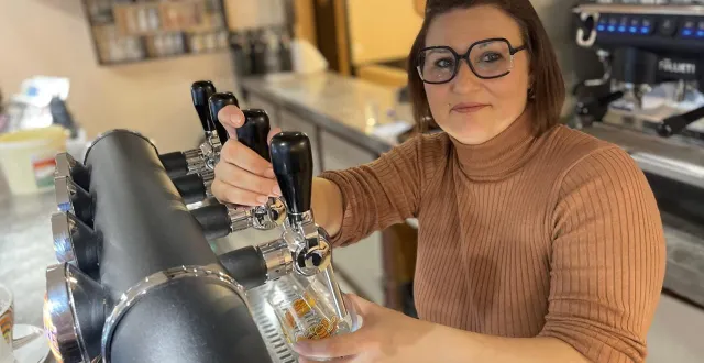 photo  maman de cinq enfants, jennifer riou, 40 ans, a repris le bar-brasserie le 421, dans le quartier de courteille, à alençon. après une première vie à paris comme responsable d’un club de sport, elle a fait le pari audacieux d’une reconversion professionnelle dans le secteur de la restauration.  &copy;  ouest-france 