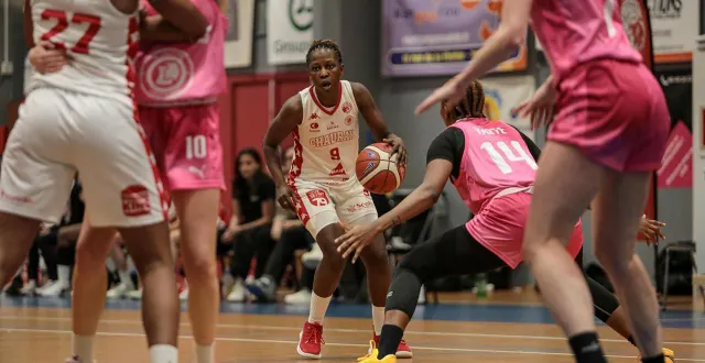 photo  chauray, le 6 décembre. fatou dieng et les chauraisiennes attendaient depuis deux mois de rejouer à domicile.  &copy;  co - jordan magneron 