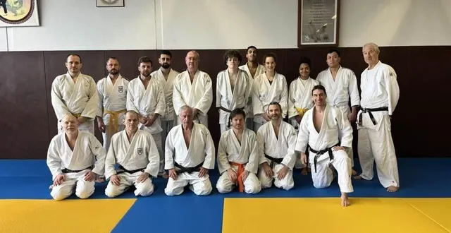 photo  une partie des membres du ju-jitsu self-défense, dont louis barbey (en haut, au milieu, ceinture marron), et richard fleury, enseignant, en bas à droite, lors du stage du 1er février, animé par guy coquiller, au dojo de carquefou.  &copy;  ouest-france 