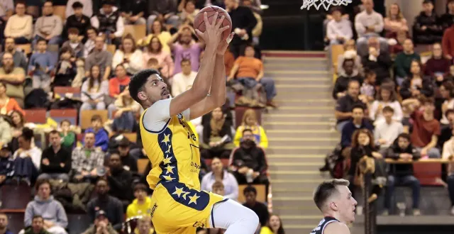 photo  adroit loin du cercle, mais aussi capable de l’attaquer, bryan miyem bell se distingue par sa polyvalence.  &copy;  co - benoit felace 