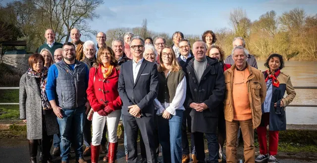 photo  fabien véteau et odile ginestet, entourés de leurs colistiers, symbolisent l’union des deux groupes minoritaires du conseil sortant au sein d’une seule liste : « nouveau cap pour mûrs-érigné ».  &copy;  co 
