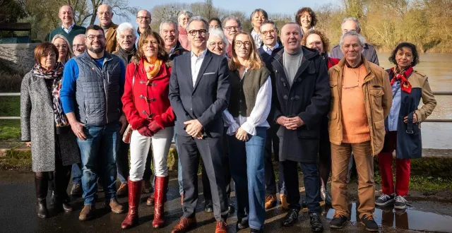 photo  au 1er rang : chantal pleurdeau, béranger binet, odile ginestet, fabien véteau, angélique perrine-kahn, yann guégan, alain judalet. au 2e rang : sandrine nguyen, jean pescher, patrice pasquier, jacques bergoffen, agnès klesse, christophe rambault, nathalie foschia, fatima guégan. au 3e rang : jean-françois chérel, bruno jadaud, jacques guironnet, roger fernandez.  &copy;  nouveau cap pour mûrs-erigné 