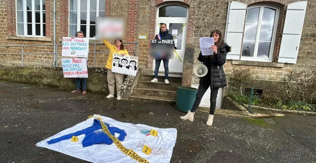 photo  l’association mouv’enfants a organisé une action pour dénoncer la candidature d’edgar moulin, maire sortant de saint-ellier-les-bois aux municipales.  &copy;  ouest-france 