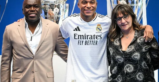 photo  kylian mbappé aux côtés de son père wilfrid mbappé (à gauche) et de sa mère fayza lamari (à droite), lors de sa signature au real madrid en juillet 2024.  &copy;  dppi via afp 