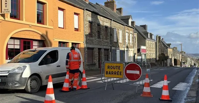 photo  impossible pour les automobilistes de se rendre à condé-en-normandie. les axes sont bloqués, comme ici, dans le village de saint-germain-du-crioult (calvados), ce vendredi 6 février 2026.  &copy;  ouest-france 