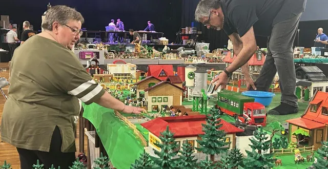 photo  l’exposition playmobil® est proposée dans l’enceinte du palais des congrès. ici, un couple de la crèche.  &copy;  co 