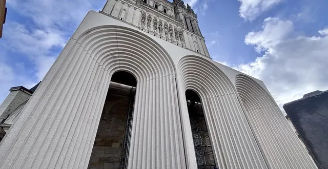 photo  angers, place mgr-chappoulie, 6 février 2026. ainsi apparaît le porche en béton érigé devant l’édifice médiéval pour protéger son portail.  &copy;  co - anthony pasco 